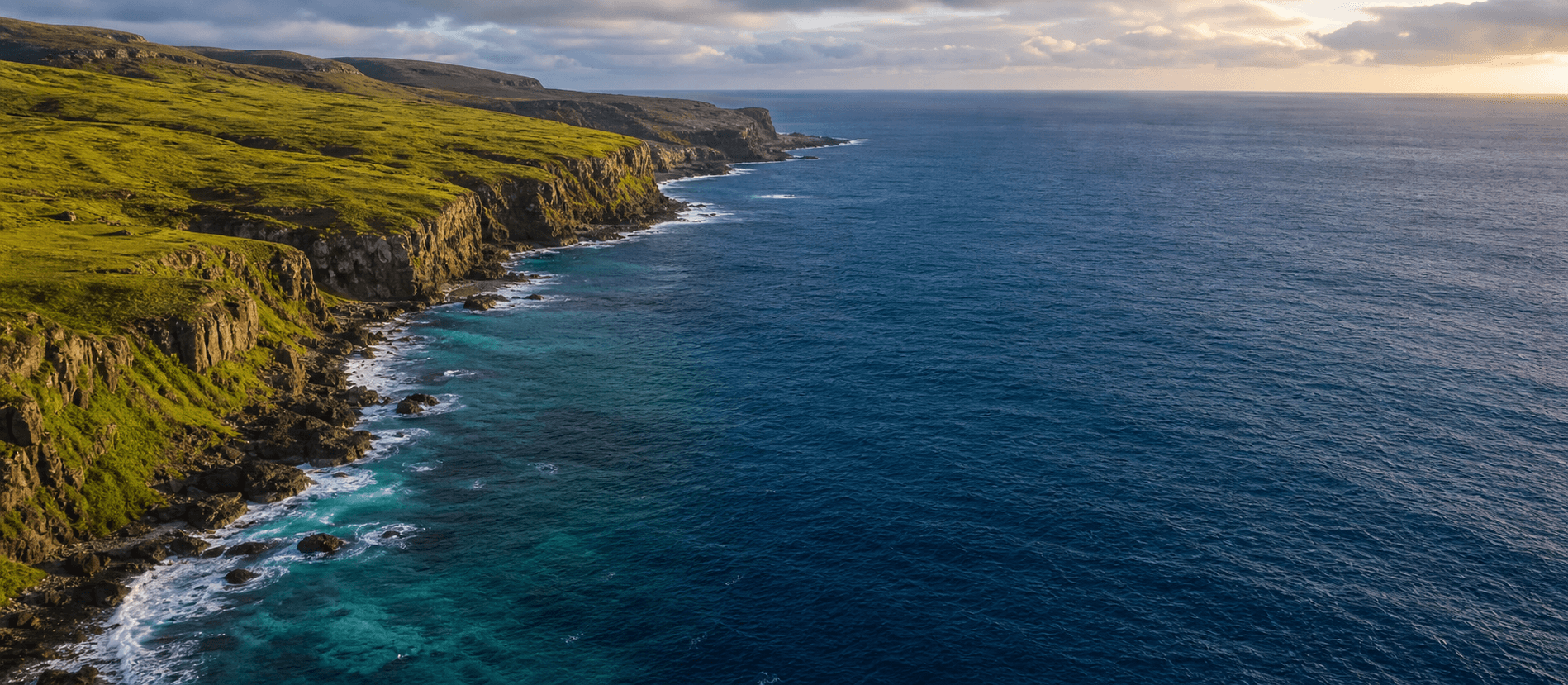 Costa volcánica y océano Pacífico en Rapa Nui