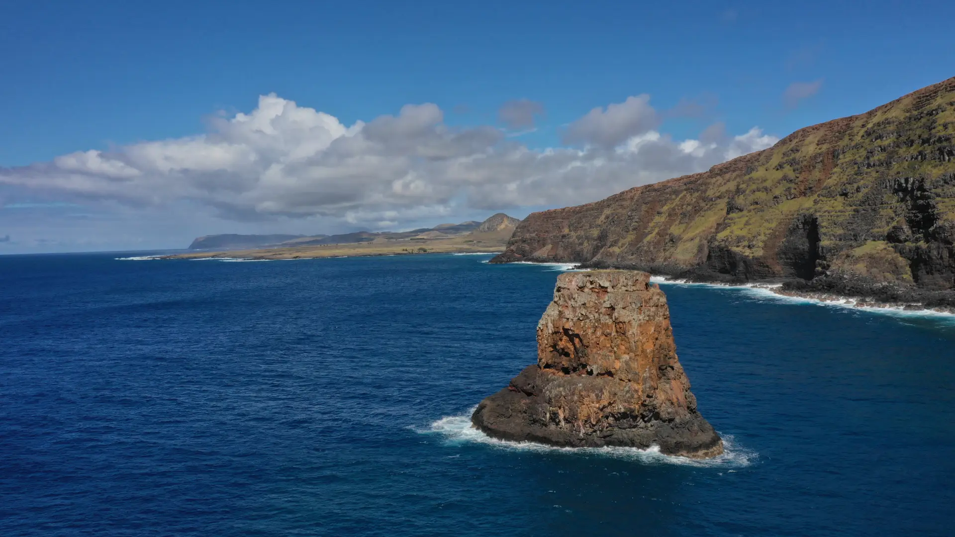 Costa volcánica y océano Pacífico en Rapa Nui